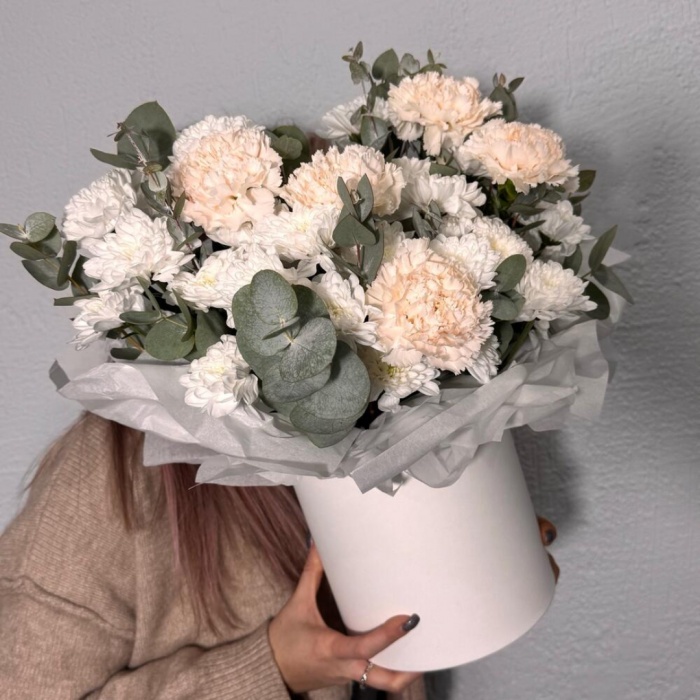 Коробка из кустовых хризантем и диантуса, фото 4