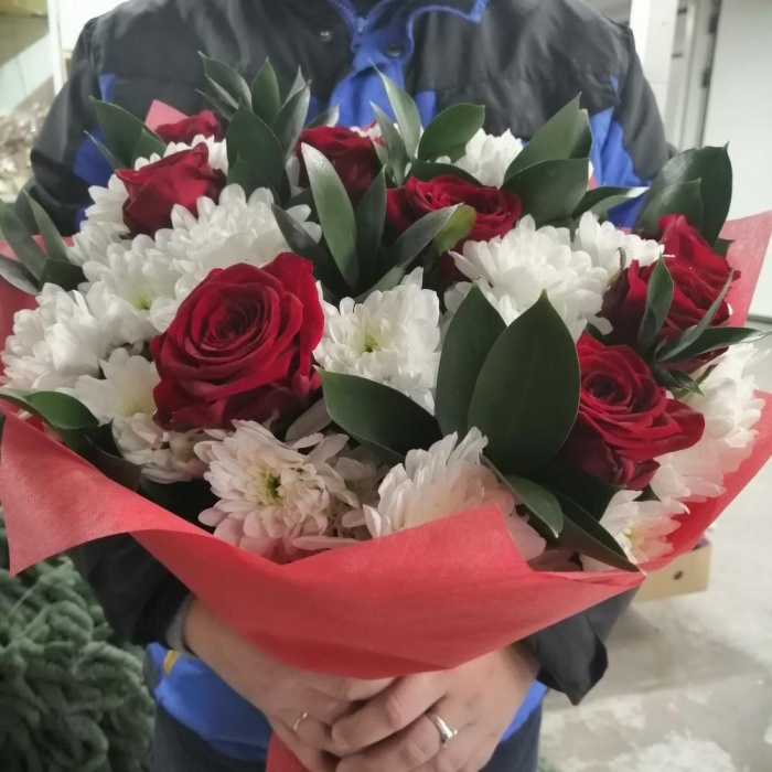Букет «Бордовые розы и белые хризантемы», фото 3